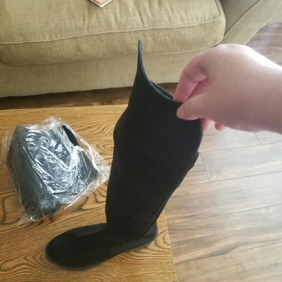 Lot of 4 Pairs of Shoes, Sizes 9-9.5 (boots 7.5) - Picture 4 of 6